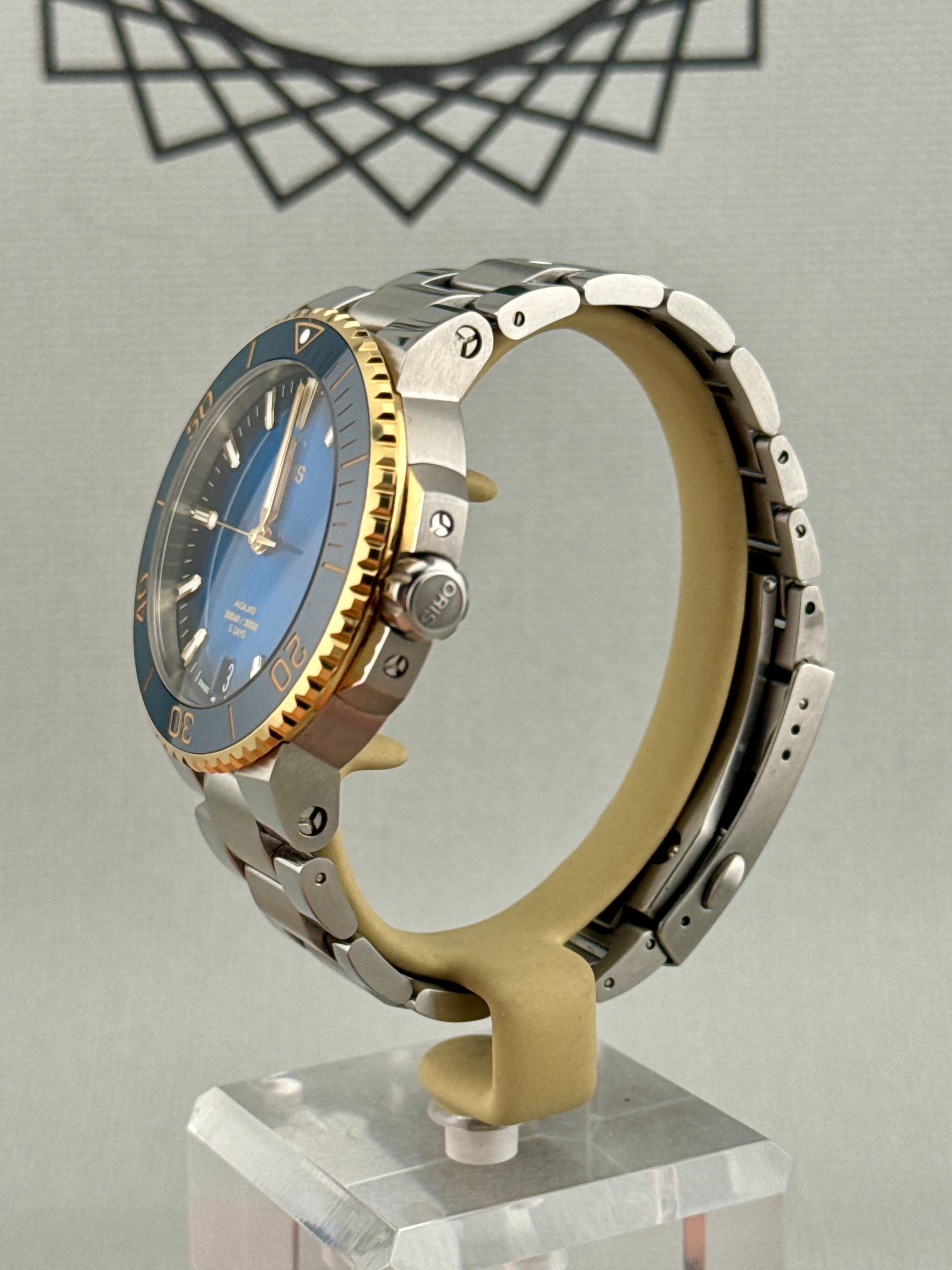 2024 Oris Mens Aquis Date Steel & Gold Auto Calibre 400 Blue 41.5mm Full Set