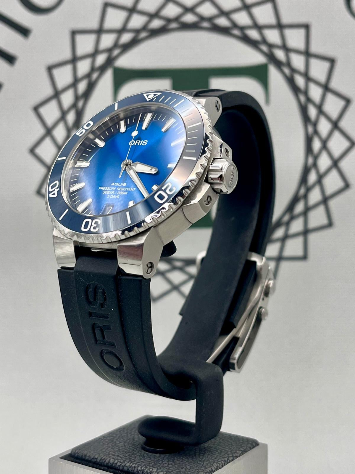 2023 Oris Aquis Date Calibre 400 - 43.5mm - Warranty to 2033 - Full Set - PX pos