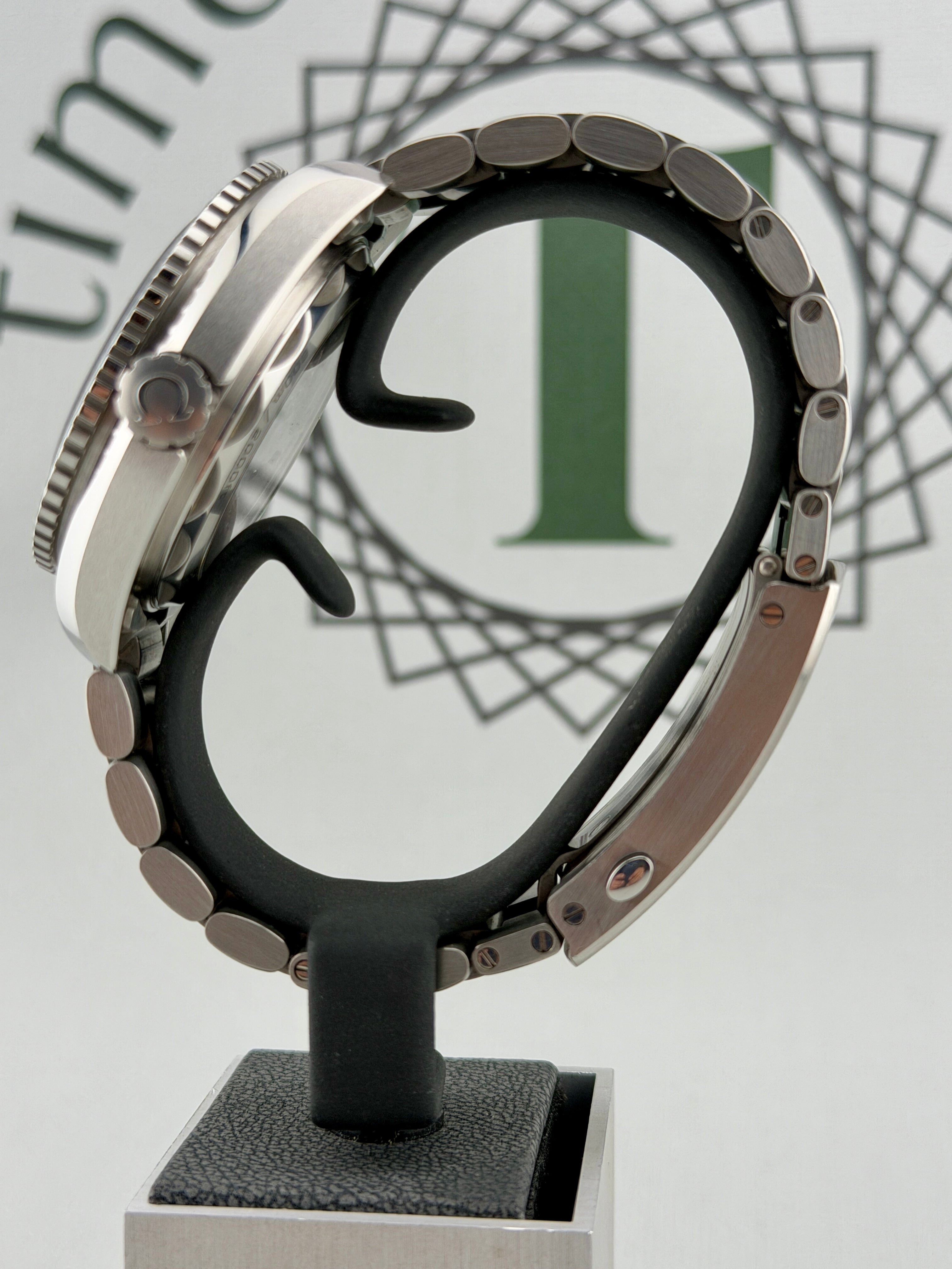 Omega SeaMaster Planet Ocean 43.5mm 215.30.44.21.03.001 Auto